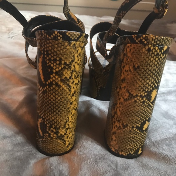Snake Skin chunky strappy platform heels 🐍💛🖤 - Picture 4 of 4